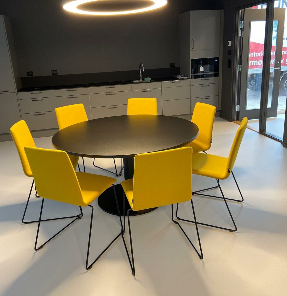 bord for møterom, kantina, og arbeidplassen