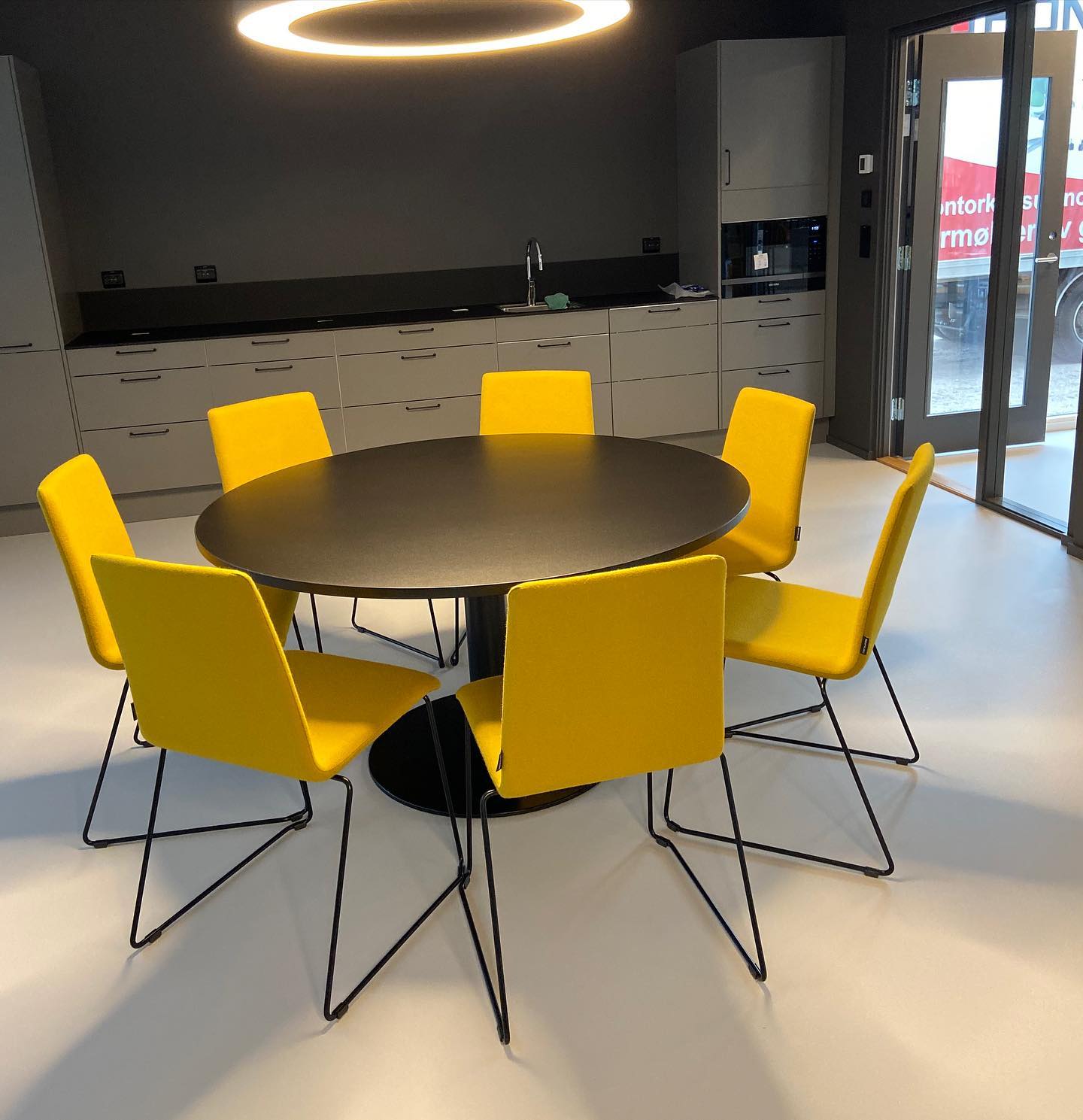 bord for møterom, kantina, og arbeidplassen