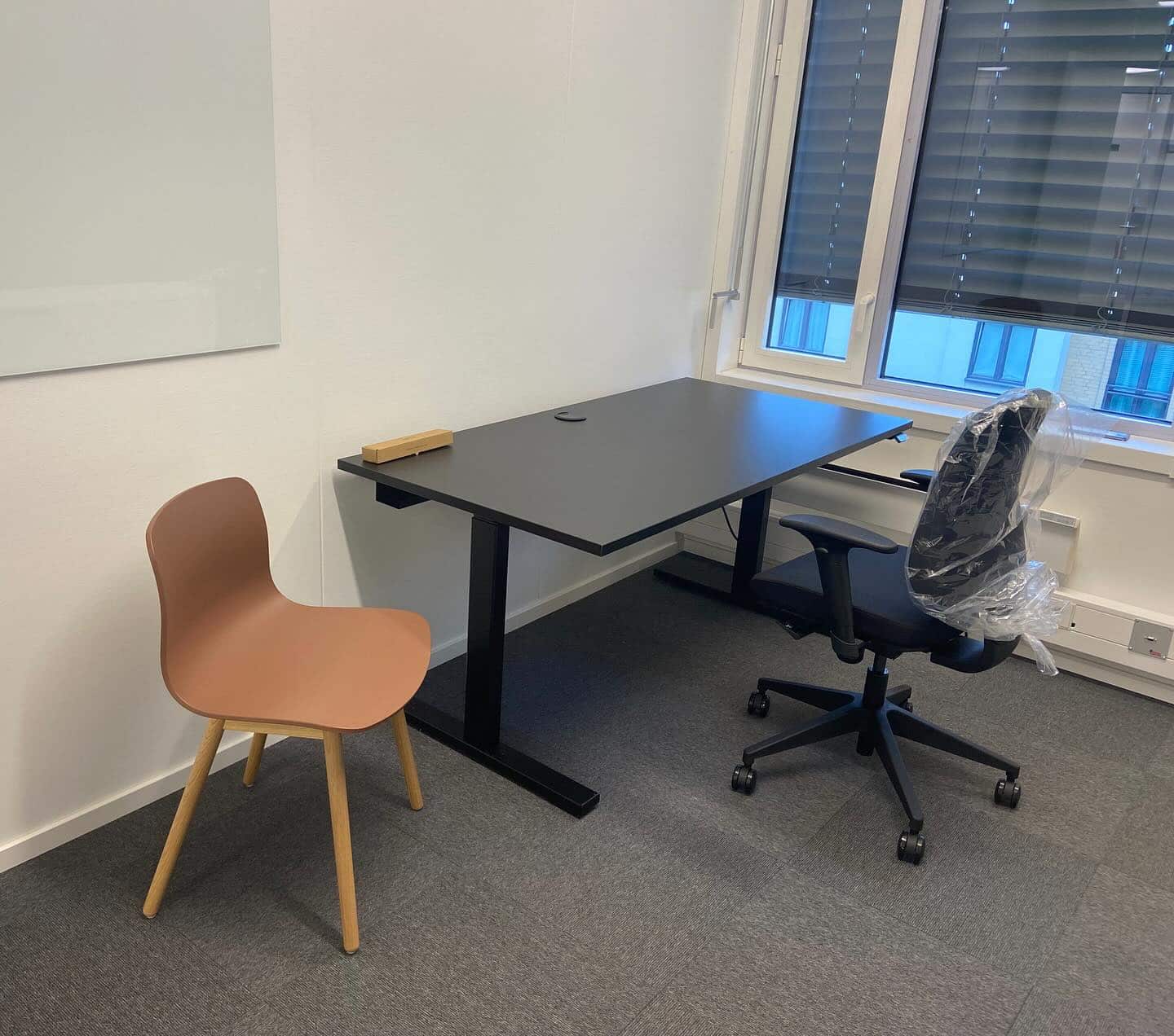 Hev senk pult som gir bedre ergonomi og mer bevegelse i hverdagen